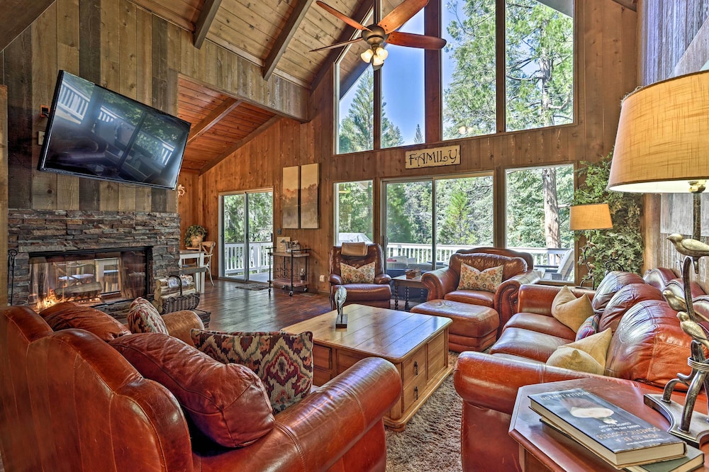 Stunning Mountain top Getaway w Multi level Decks in Lake Arrowhead, United States