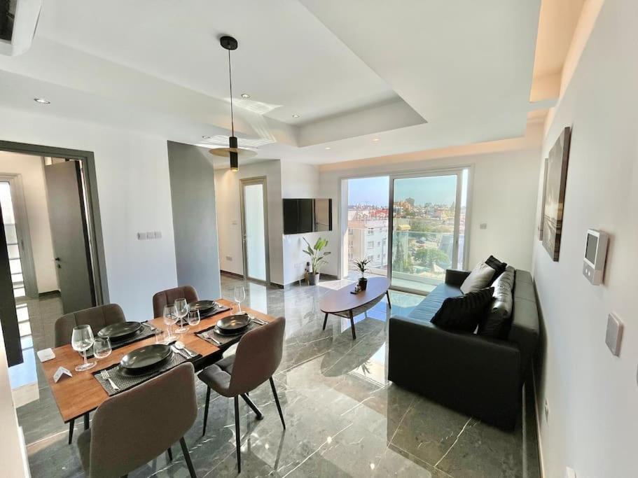 V Premium Brand New Central flat