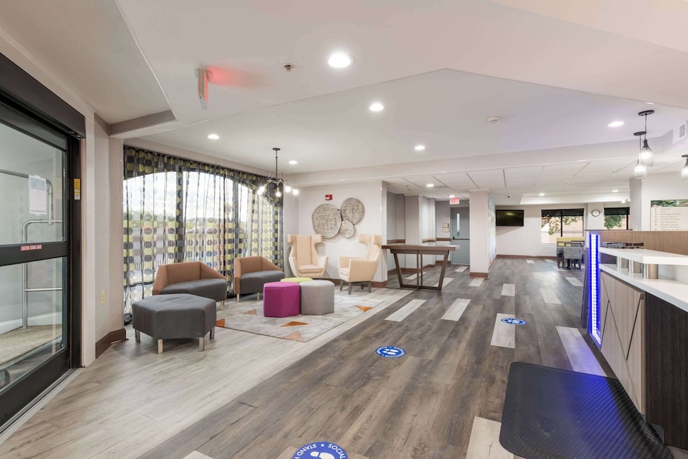 Clarion Pointe Greensboro Airport - photo 3