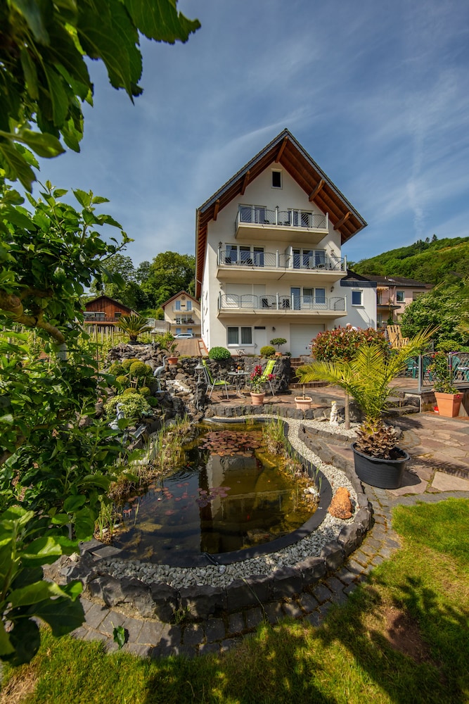Ferienweingut Klaus Thiesen G stezimmer Und Apartments — 4-Star Luxury Hotel in Klotten, Germany