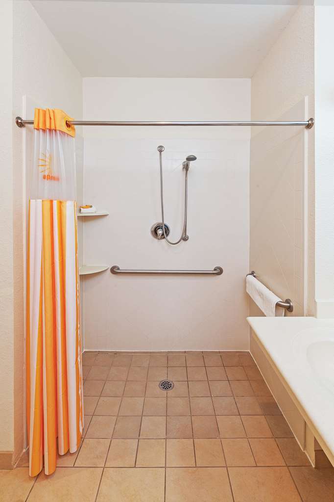 La Quinta Inn & Suites by Wyndham Columbus TX - photo 17