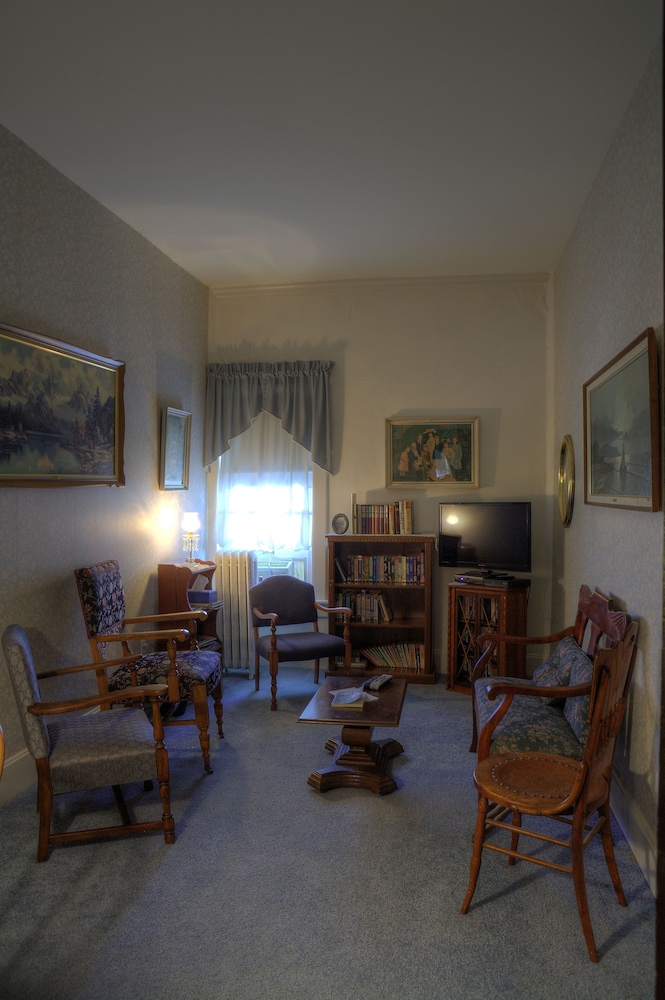 Inn of the Six Toed Cat - photo 32