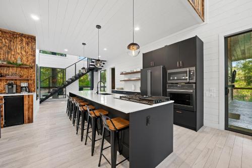 Enchanting Waterfront Cabin w Private Boardwalk — 4-Star Luxury Hotel in Broken Bow, United States
