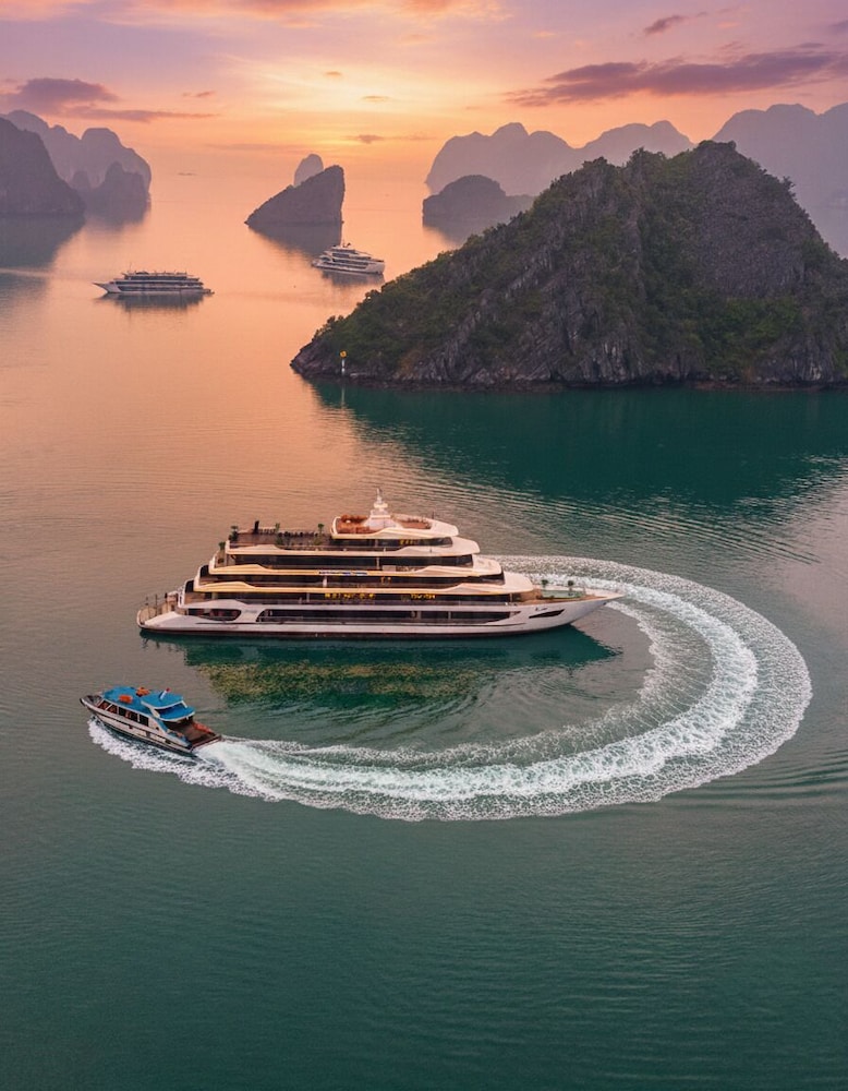 Halora Nova Cruise — 4-Star Luxury Hotel in Ha Long, Vietnam