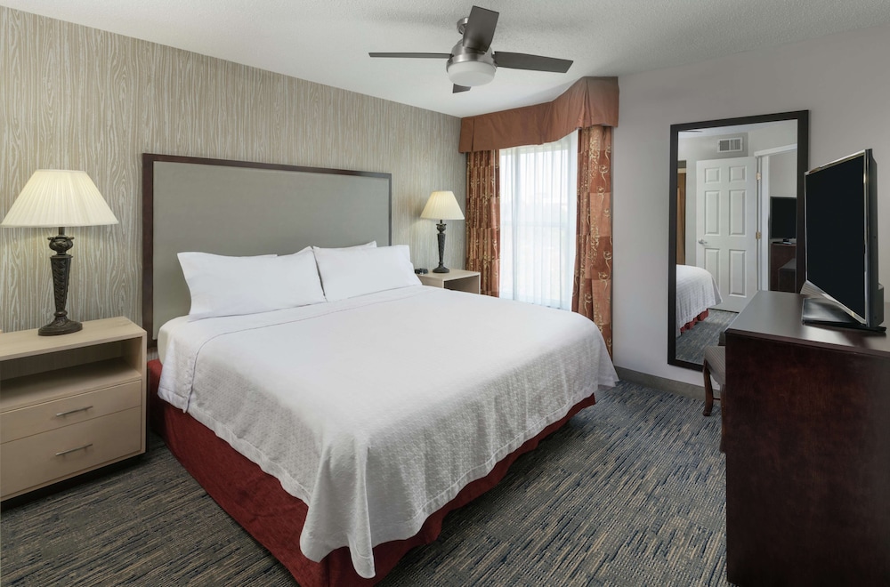Homewood Suites by Hilton Chicago Schaumburg - carbon neutral hotel in Schaumburg