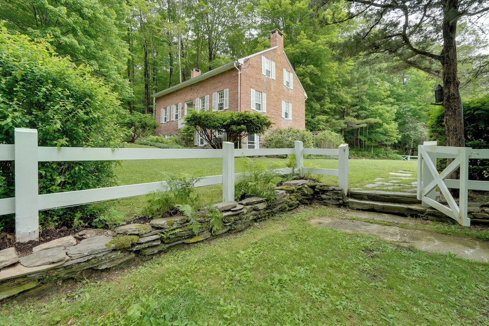 Sky Parlor Farm on 480 Acres with Fire Pit in Salem, United States