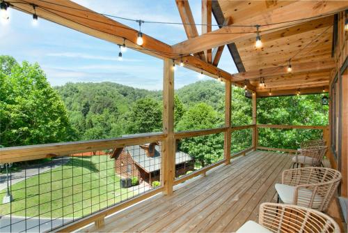 Smoky Ridge Hideaway Views Hot Tub Game Room — 4-Star Luxury Hotel in Sevierville, United States