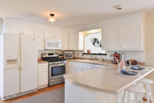 Bright & Open Central A C Dog Friendly — Barnstable — photo 5