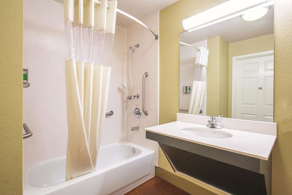 La Quinta Inn & Suites by Wyndham Bentonville - photo 26