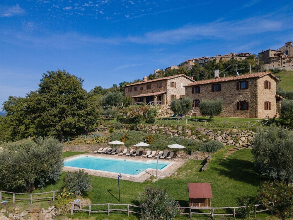 Villa in Umbria With Saltwater Pool — 4-Star Luxury Hotel in Umbertide, Italy