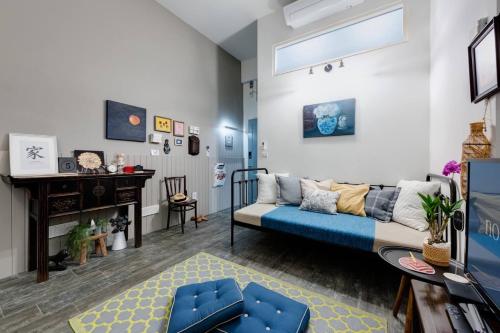 Non Inn The Post and Barber 3 Bedroom Riverside Shophouse with King and Twin Rooms