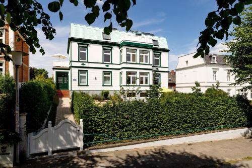 Ferienwohnungen in der Villa Lindenallee 9 — 4-Star Luxury Hotel in Malente, Germany