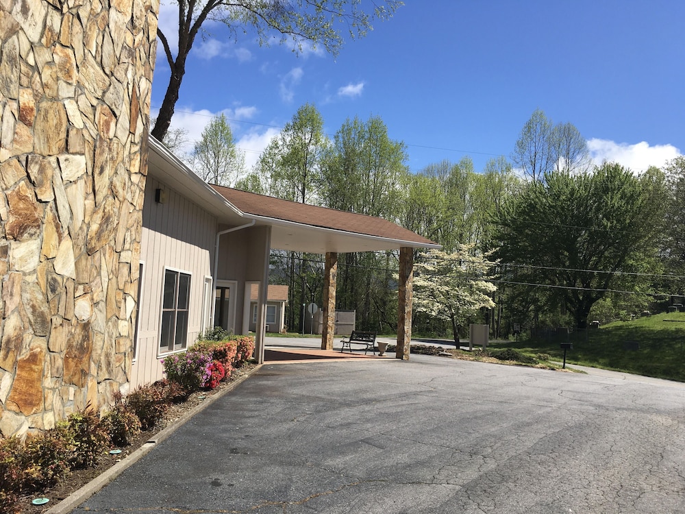The University Inn - photo 10