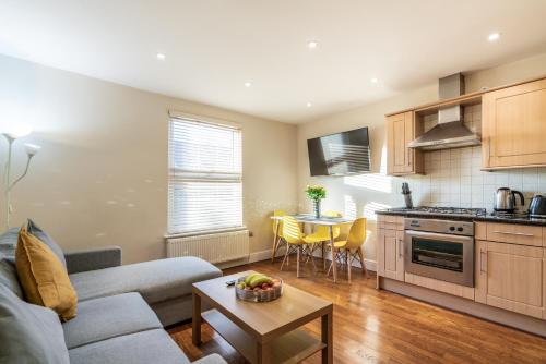 One Bedroom Flat in Bush Hill Park — 4-Star Luxury Hotel in Enfield Town, United Kingdom