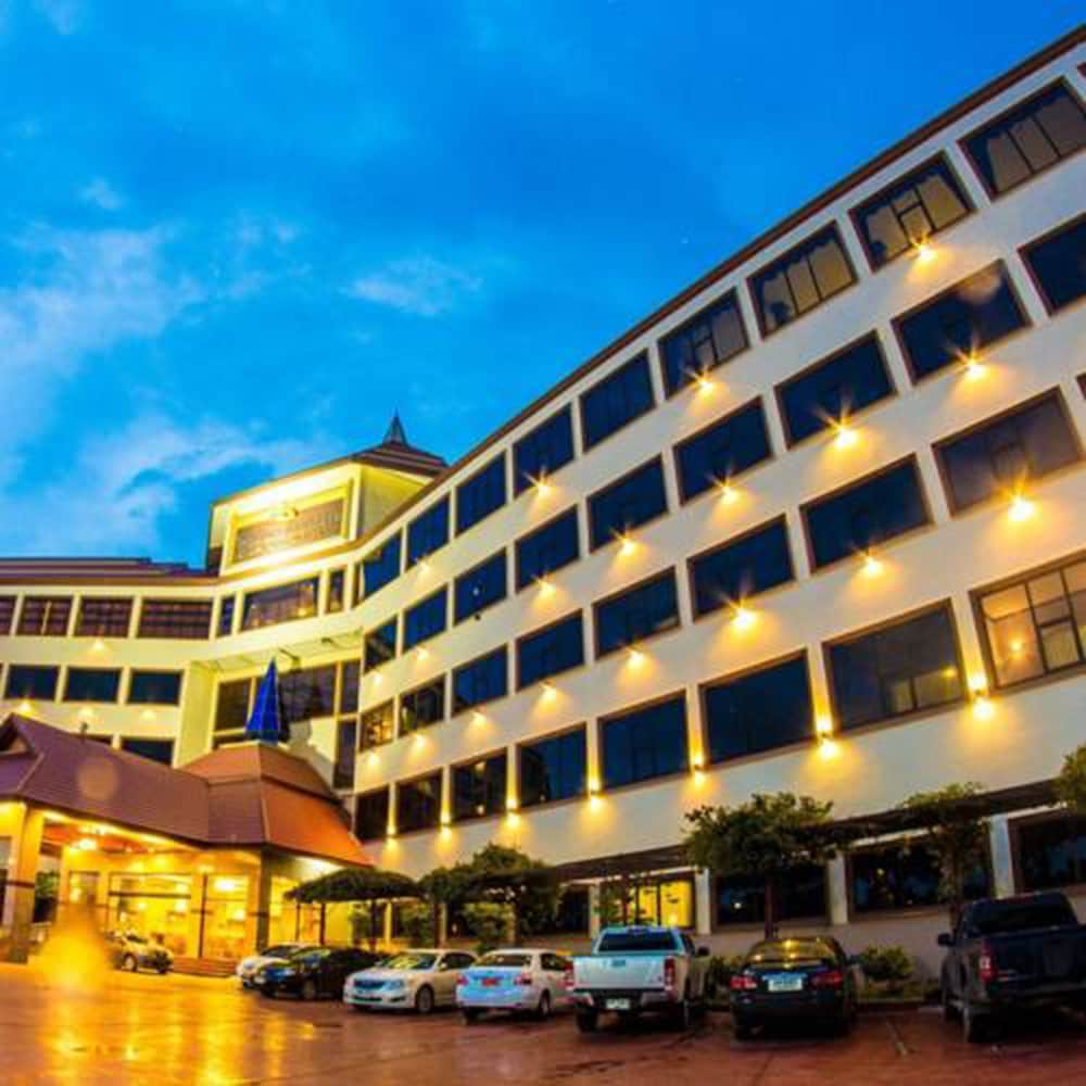 Golden Dragon Resort — hotel in Sing Buri