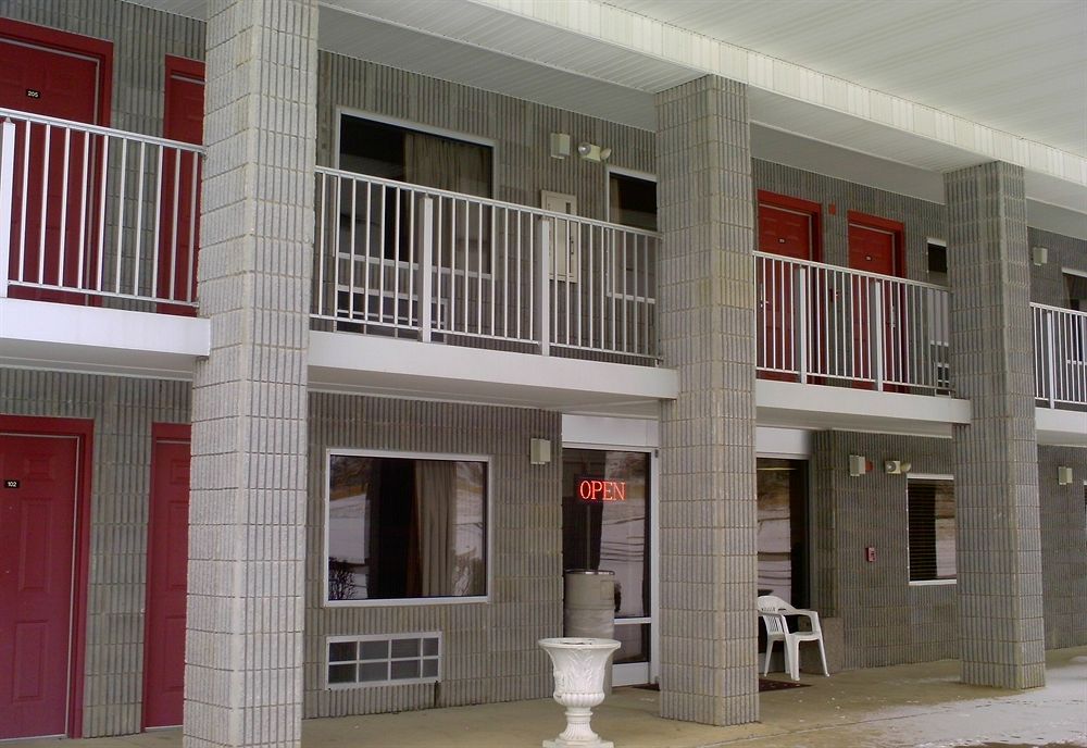 Campton Parkway Inn - photo 37