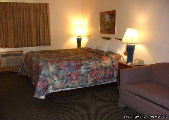 Econo Lodge Inn & Suites - photo 16