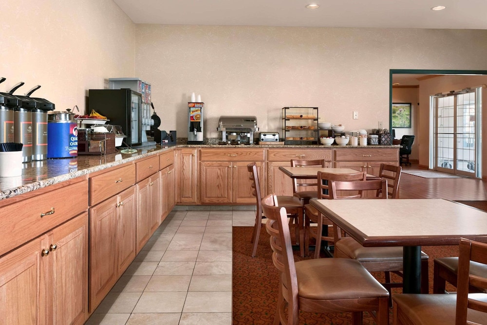 Country Inn & Suites by Radisson Clinton IA - photo 18