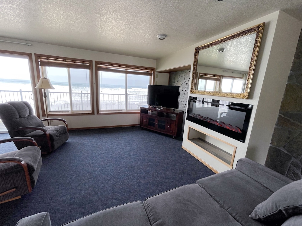 The Sandcastle Beachfront Hotel - photo 38