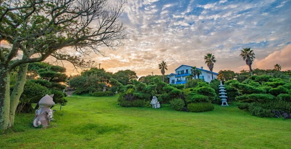 Beachside Whitehouse - last minute hotel in Seogwipo