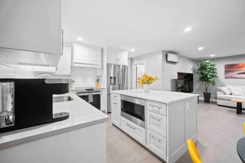 New Bright Modern Entire Unit King Bed in Portland, United States