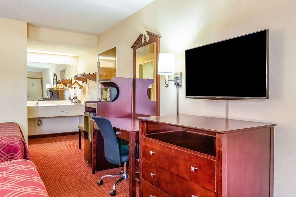 Econo Lodge Rocky Top - photo 20