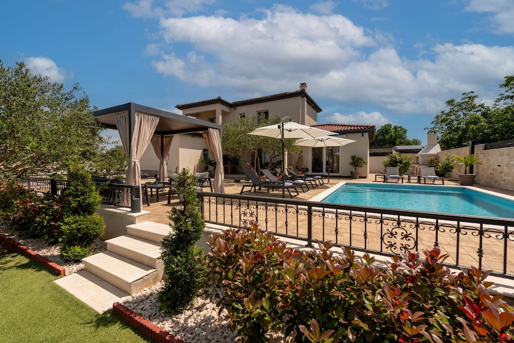 Villa la Aurora in Murvica — 4-Star Luxury Hotel in Policnik, Croatia