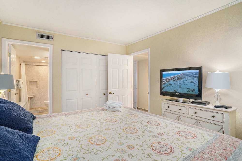 1011 Waters Edge Resort 2 Bedroom Condo by RedAwning - photo 3