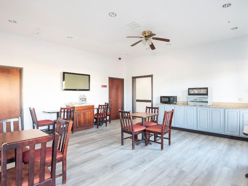 OYO Townhouse Clute Lake Jackson - photo 80