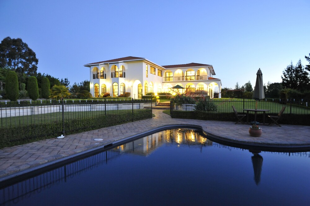 The Pillars Retreat — 4-Star Luxury Hotel in Taupo, New Zealand