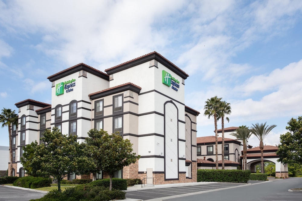 Holiday Inn Express and Suites Ontario Airport by IHG - carbon neutral hotel in Ontario