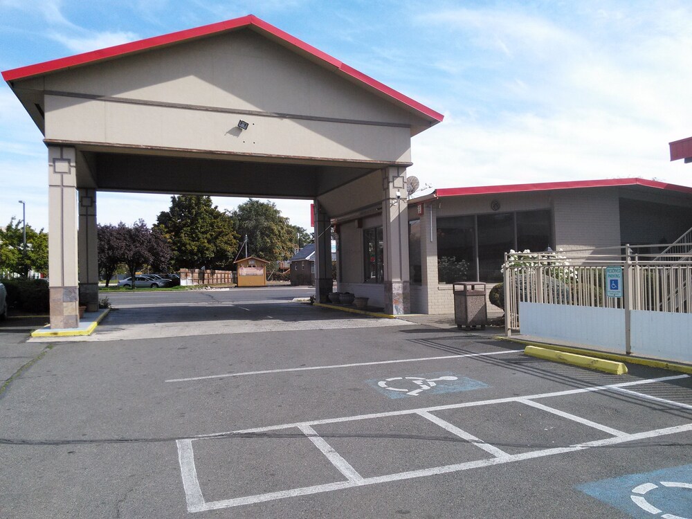 Yakima Valley Inn - photo 32