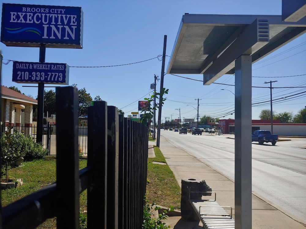 Brooks City Executive Inn - photo 13