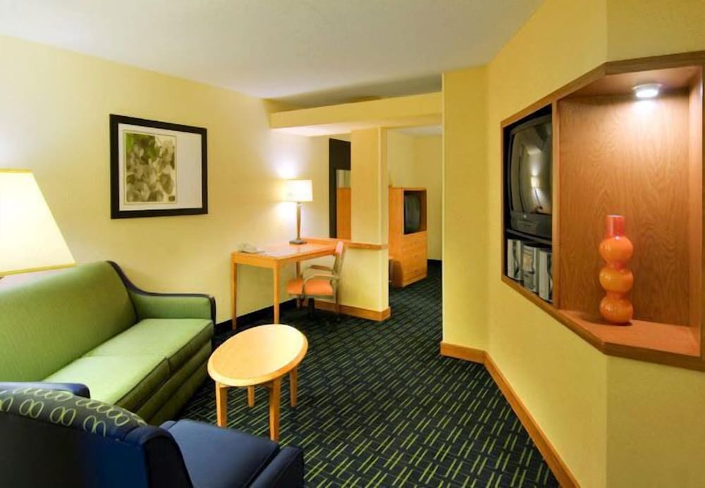 Fairfield by Marriott Inn & Suites Emporia I 95 - photo 14