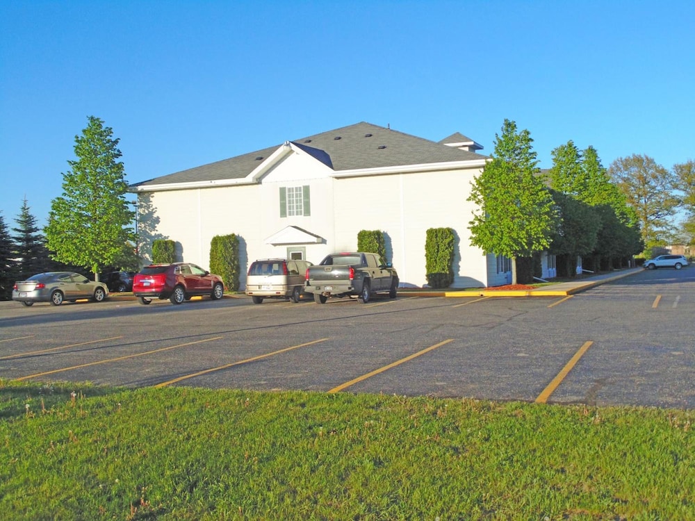 American Inn and Suites Houghton Lake - photo 40