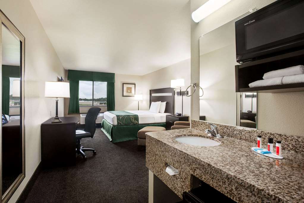 Travelodge by Wyndham Livonia - photo 5
