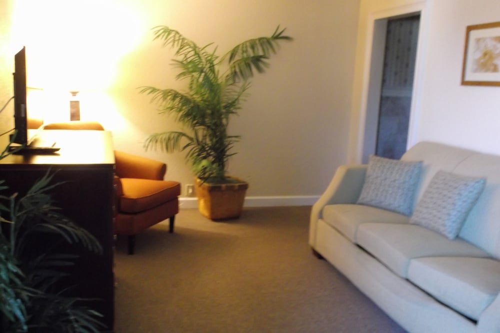 Days Inn & Suites by Wyndham Lake Okeechobee - photo 28
