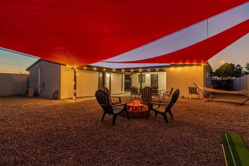 Phoenix Retreat 2 Bedroom Home with King Size Bed 3 Smart TVs 10 min from Airp Unit A — 4-Star Luxury Hotel in Phoenix, United States