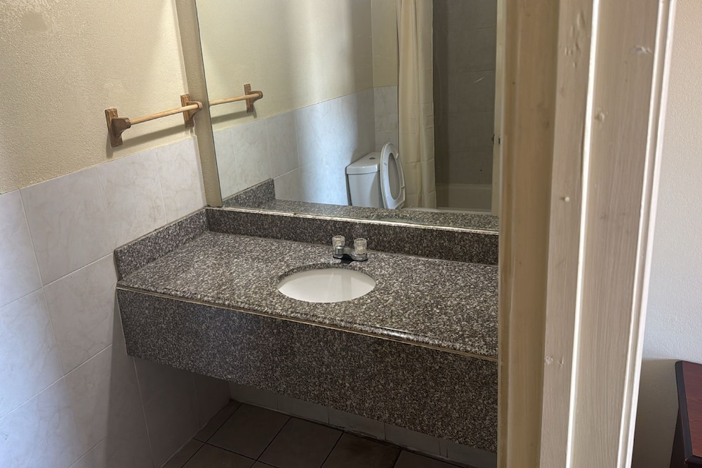Cole Manor Motel By Oyo Love Field Market Center - photo 11