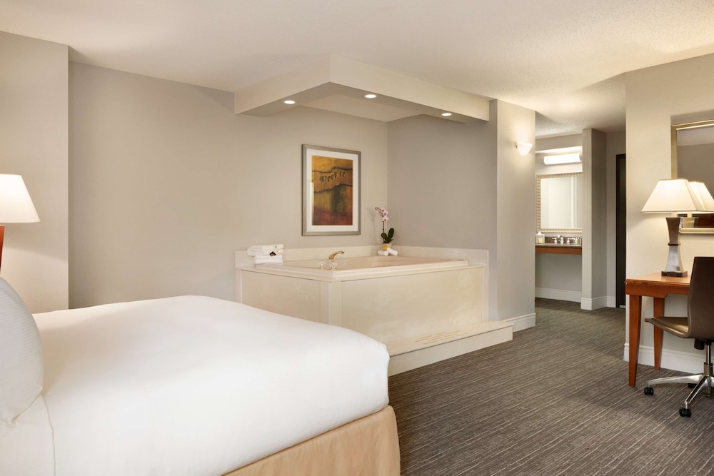 DoubleTree by Hilton Minneapolis Park Place - photo 28