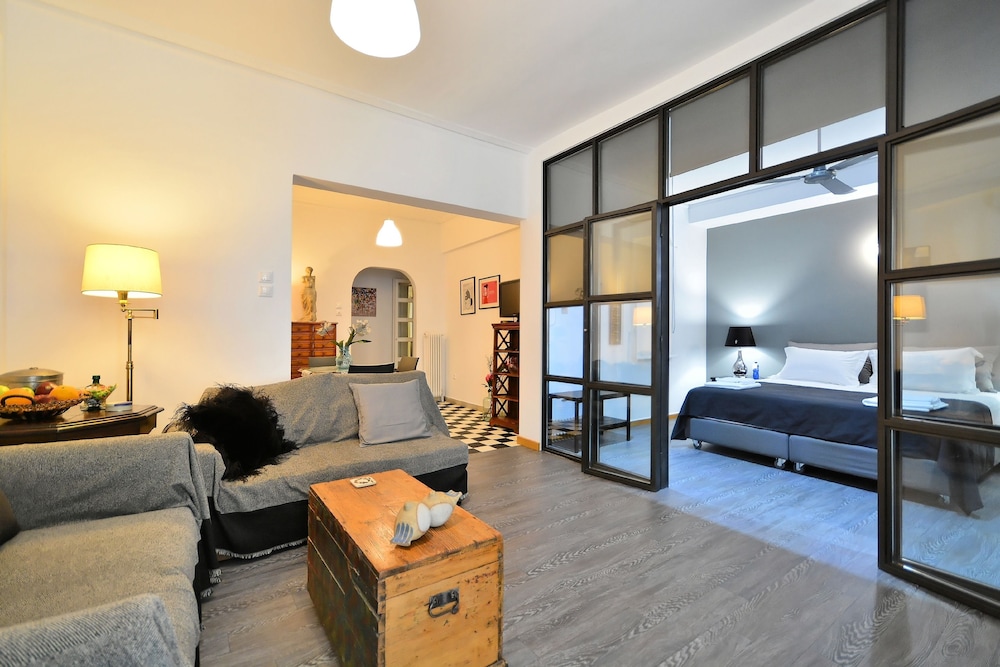Plaka Elegant Apartment — 4-Star Luxury Hotel in Athens, Greece