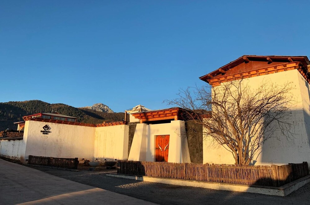 Shangri La Salloi Rustic Luxury Hotel — 4-Star Luxury Hotel in Shengping, People's Republic of China