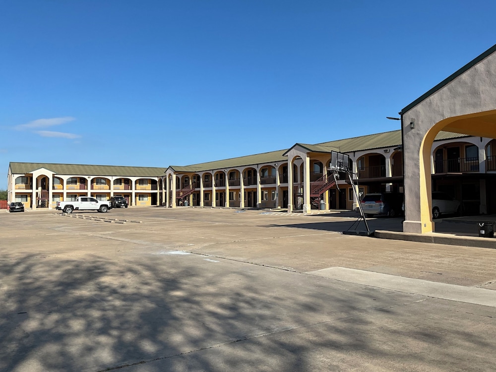 Executive Inn & Suites - photo 34