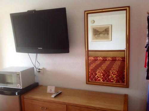 Hamilton Inn - photo 10