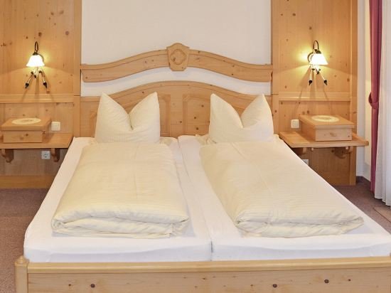 Gasthof zur Burgruine in Pottenstein, Germany