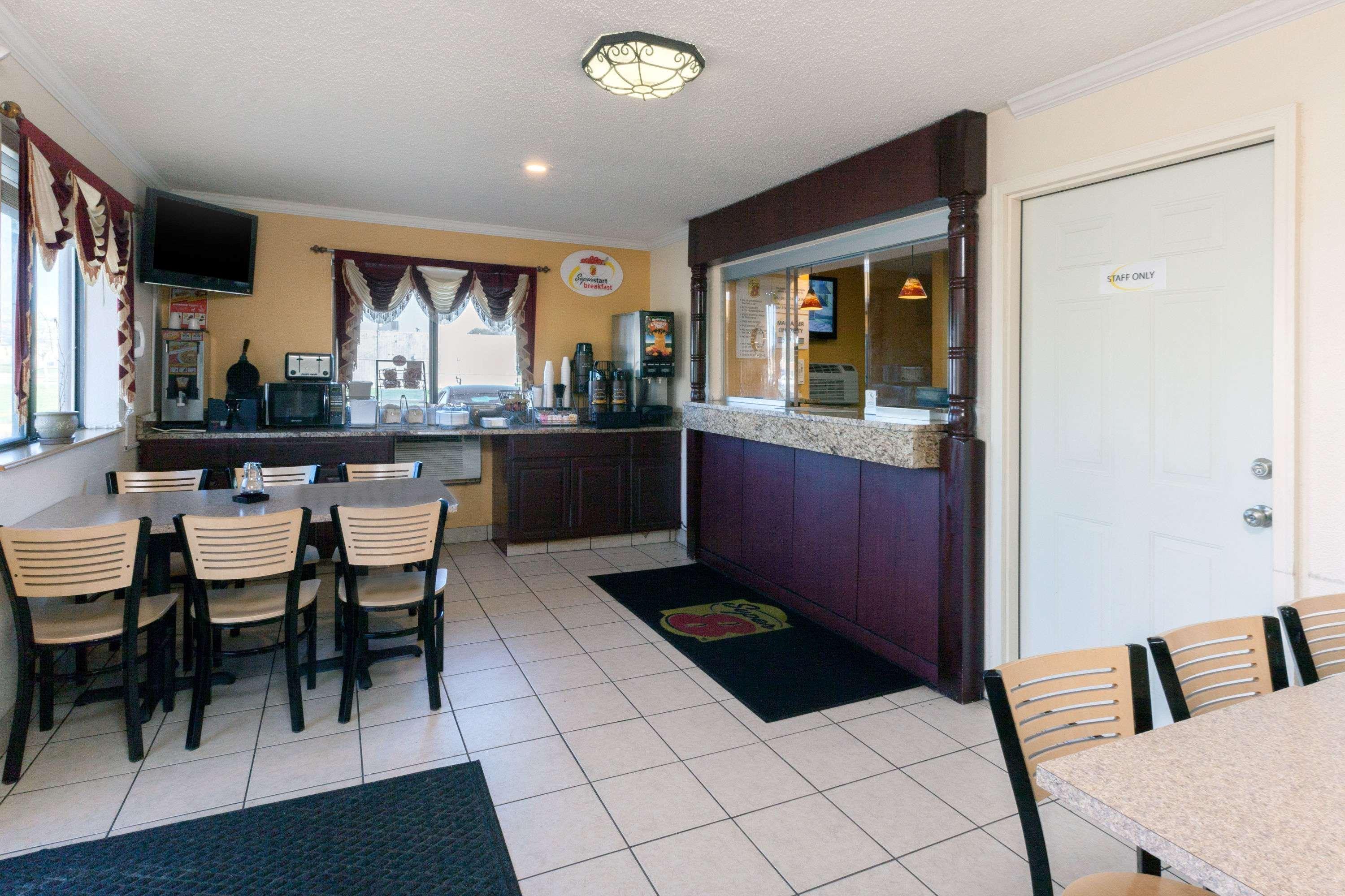Super 8 by Wyndham Flint Township Miller Rd Bishop Airport - photo 10
