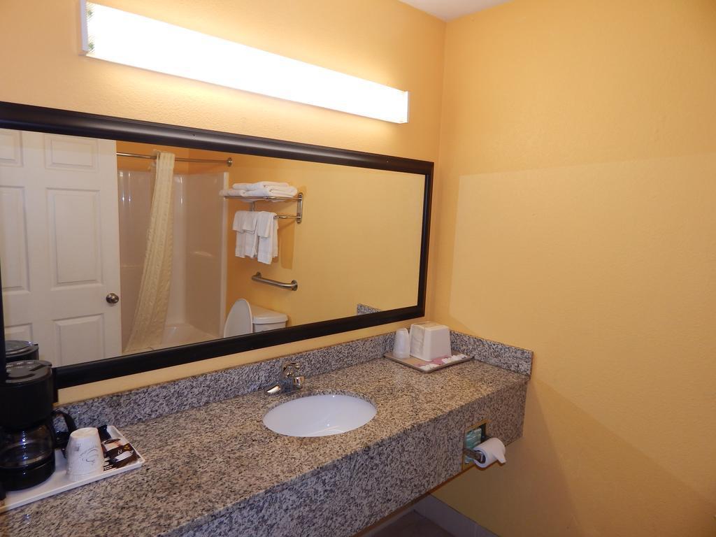 Sunrise Inn Brownsville - photo 20