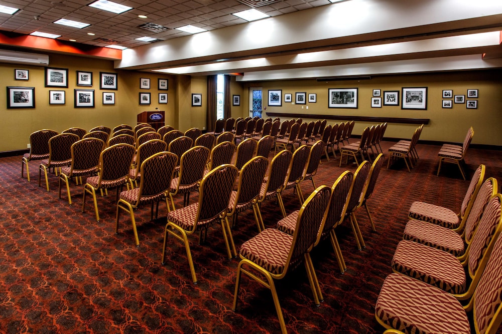 Hampton Inn & Suites Staten Island - photo 43