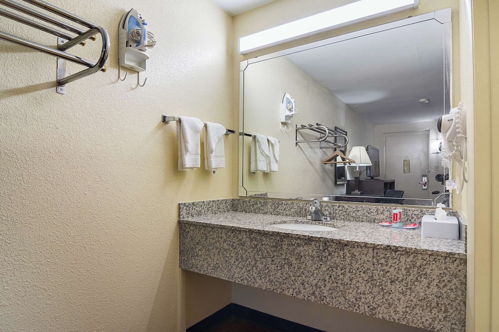 Econo Lodge Research Triangle Park - photo 8