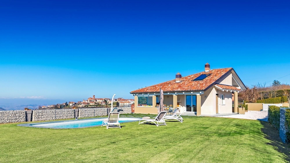 Tramonto Albese 4 — 4-Star Luxury Hotel in Montelupo Albese, Italy